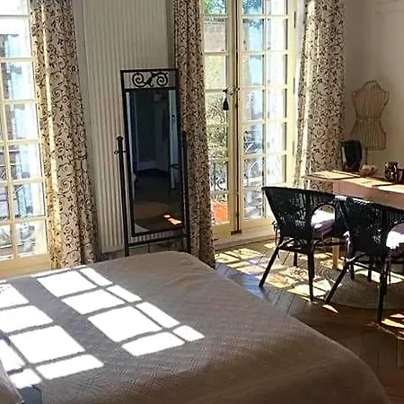 Chambre D'hotes Du Chateau Oda ve Kahvaltı Dourdan