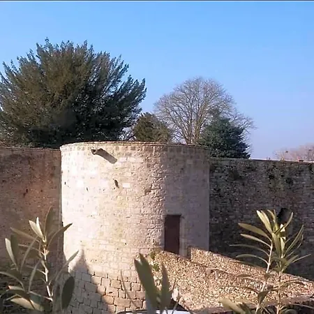 Oda ve Kahvaltı Chambre D'hotes Du Chateau Dourdan